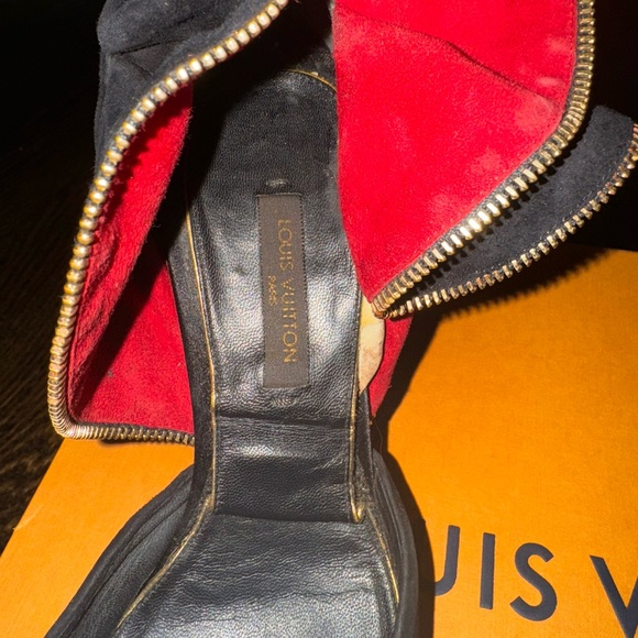 Louis Vuitton Black Suede Trimmed Pumps - Picture 10 of 12